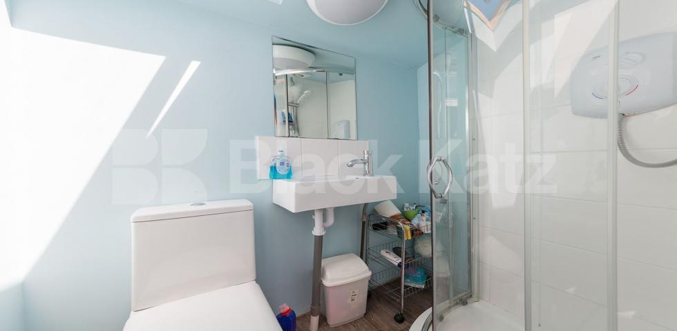 			GREAT VALUE !, 3 Bedroom, 1 bath, 1 reception Flat			 Whittington Road, Bounds Green